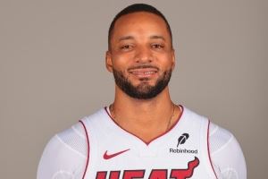 能攻能传！鲍威尔出战25分钟 13投8中砍下23分6助攻